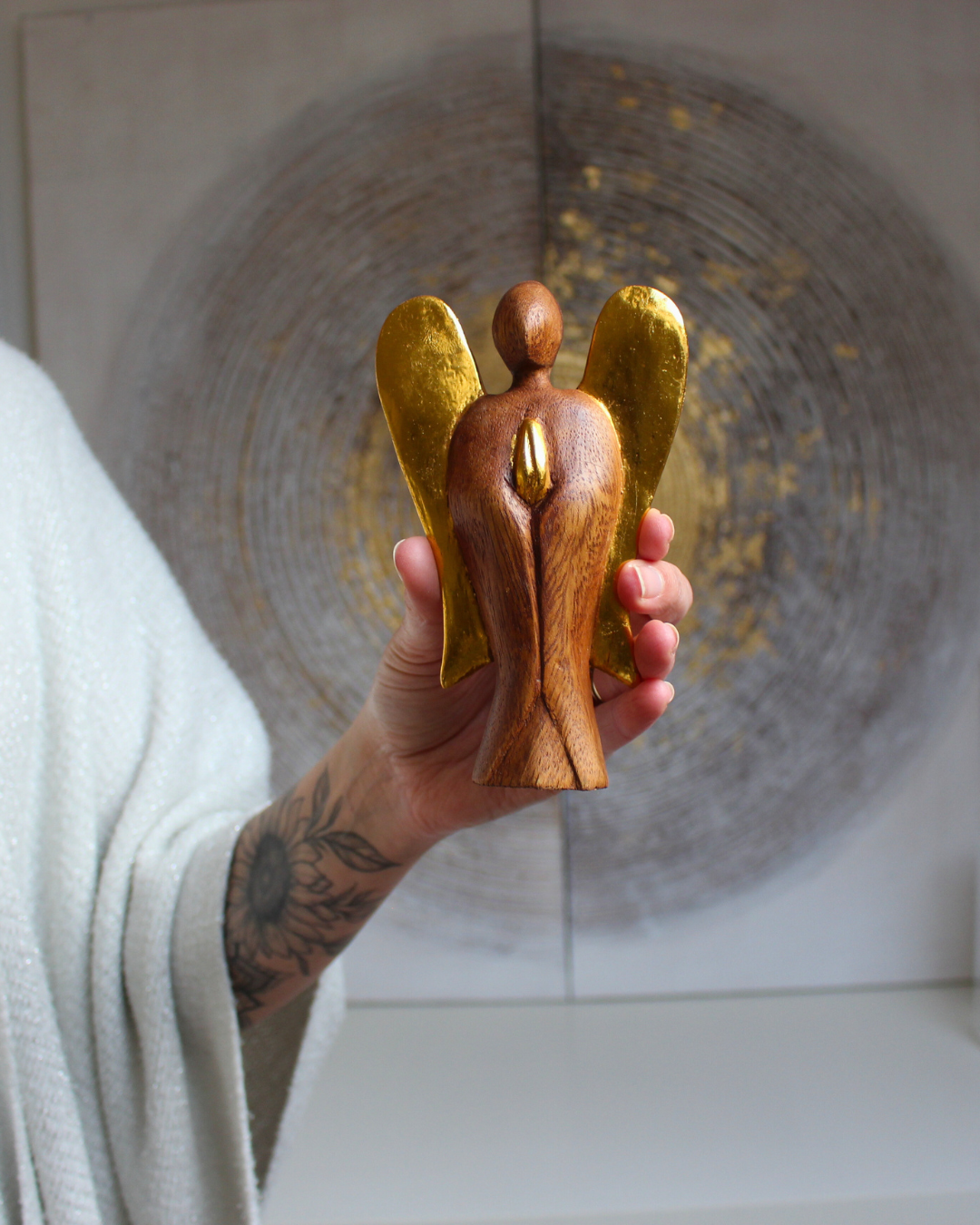 Sculpté à la main dans les villages de montagne balinais, cet ange est fabriqué à partir de bois de Suar, un bois dur et durable, utilisé traditionnellement pour créer des images sacrées.
Chaque pièce est soigneusement sculptée, séchée au soleil, finie, polie et peinte à la main par des artisans locaux, rendant chaque statuette unique. “Hati-Hati” est un mot indonésien signifiant « prendre soin de soi » et cet ange a été conçu pour aider à apporter la Joie à ceux qui l’accueillent.