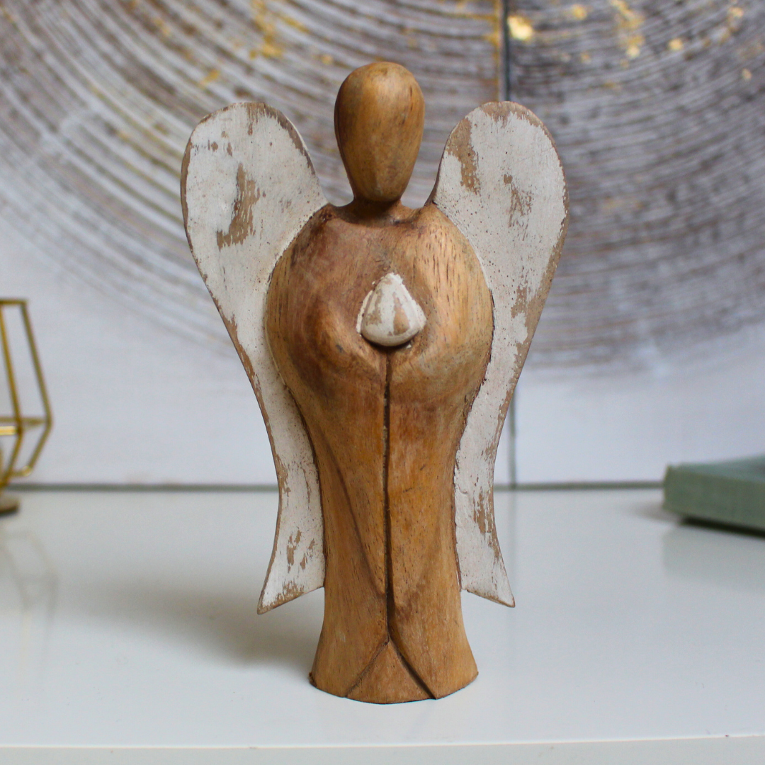 Sculpté à la main dans les villages de montagne balinais, cet ange est fabriqué à partir de bois de Suar, un bois dur et durable, utilisé traditionnellement pour créer des images sacrées.
Chaque pièce est soigneusement sculptée, séchée au soleil, finie, polie et peinte à la main par des artisans locaux, rendant chaque statuette unique. “Hati-Hati” est un mot indonésien signifiant « prendre soin de soi », et cet ange a été conçu pour aider à apporter la Paix à ceux qui l’accueillent.