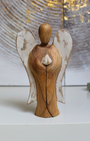 Sculpté à la main dans les villages de montagne balinais, cet ange est fabriqué à partir de bois de Suar, un bois dur et durable, utilisé traditionnellement pour créer des images sacrées.
Chaque pièce est soigneusement sculptée, séchée au soleil, finie, polie et peinte à la main par des artisans locaux, rendant chaque statuette unique. “Hati-Hati” est un mot indonésien signifiant « prendre soin de soi », et cet ange a été conçu pour aider à apporter la Paix à ceux qui l’accueillent.