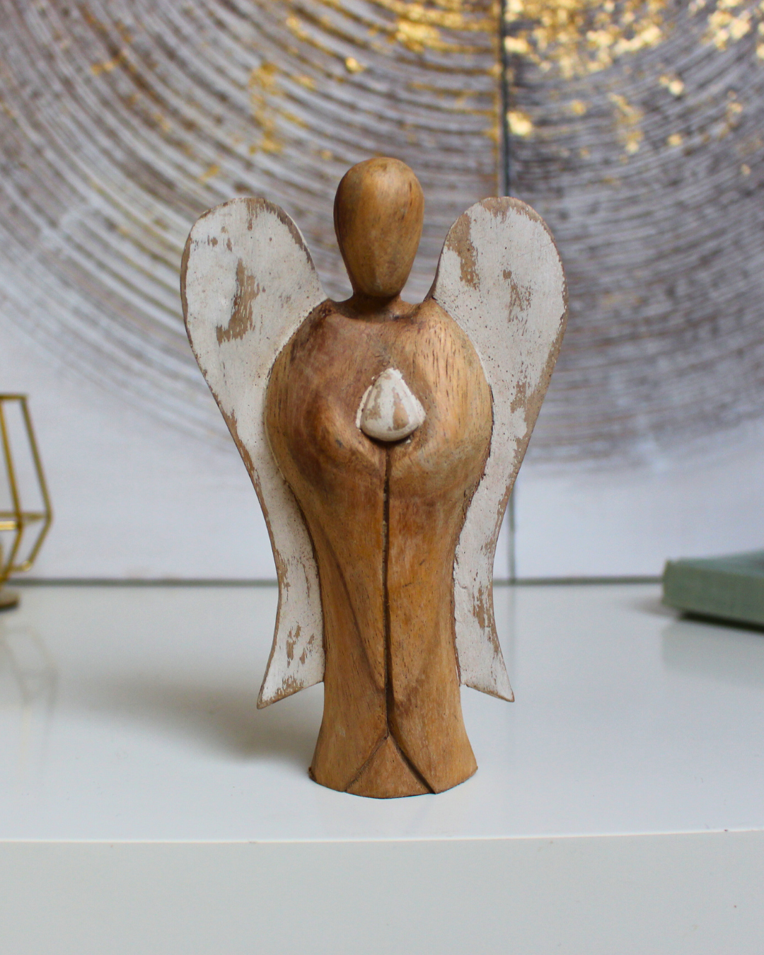 Sculpté à la main dans les villages de montagne balinais, cet ange est fabriqué à partir de bois de Suar, un bois dur et durable, utilisé traditionnellement pour créer des images sacrées.
Chaque pièce est soigneusement sculptée, séchée au soleil, finie, polie et peinte à la main par des artisans locaux, rendant chaque statuette unique. “Hati-Hati” est un mot indonésien signifiant « prendre soin de soi », et cet ange a été conçu pour aider à apporter la Paix à ceux qui l’accueillent.