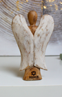 Sculpté à la main dans les villages de montagne balinais, cet ange est fabriqué à partir de bois de Suar, un bois dur et durable, utilisé traditionnellement pour créer des images sacrées.
Chaque pièce est soigneusement sculptée, séchée au soleil, finie, polie et peinte à la main par des artisans locaux, rendant chaque statuette unique. “Hati-Hati” est un mot indonésien signifiant « prendre soin de soi », et cet ange a été conçu pour aider à apporter la Paix à ceux qui l’accueillent.