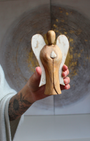 Sculpté à la main dans les villages de montagne balinais, cet ange est fabriqué à partir de bois de Suar, un bois dur et durable, utilisé traditionnellement pour créer des images sacrées.
Chaque pièce est soigneusement sculptée, séchée au soleil, finie, polie et peinte à la main par des artisans locaux, rendant chaque statuette unique. “Hati-Hati” est un mot indonésien signifiant « prendre soin de soi », et cet ange a été conçu pour aider à apporter la Paix à ceux qui l’accueillent.