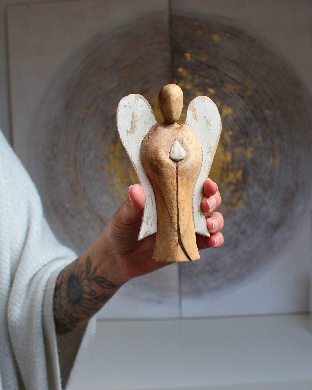 Sculpté à la main dans les villages de montagne balinais, cet ange est fabriqué à partir de bois de Suar, un bois dur et durable, utilisé traditionnellement pour créer des images sacrées.
Chaque pièce est soigneusement sculptée, séchée au soleil, finie, polie et peinte à la main par des artisans locaux, rendant chaque statuette unique. “Hati-Hati” est un mot indonésien signifiant « prendre soin de soi », et cet ange a été conçu pour aider à apporter la Paix à ceux qui l’accueillent.