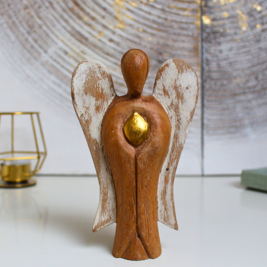 Sculpté à la main dans les villages de montagne balinais, cet ange est fabriqué à partir de bois de Suar, un bois dur et durable, utilisé traditionnellement pour créer des images sacrées.
Chaque pièce est soigneusement sculptée, séchée au soleil, finie, polie et peinte à la main par des artisans locaux, rendant chaque statuette unique. “Hati-Hati” est un mot indonésien signifiant « prendre soin de soi », et cet ange a été conçu pour aider à apporter l'amour à ceux qui l’accueillent.