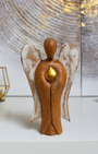 Sculpté à la main dans les villages de montagne balinais, cet ange est fabriqué à partir de bois de Suar, un bois dur et durable, utilisé traditionnellement pour créer des images sacrées.
Chaque pièce est soigneusement sculptée, séchée au soleil, finie, polie et peinte à la main par des artisans locaux, rendant chaque statuette unique. “Hati-Hati” est un mot indonésien signifiant « prendre soin de soi », et cet ange a été conçu pour aider à apporter l'amour à ceux qui l’accueillent.