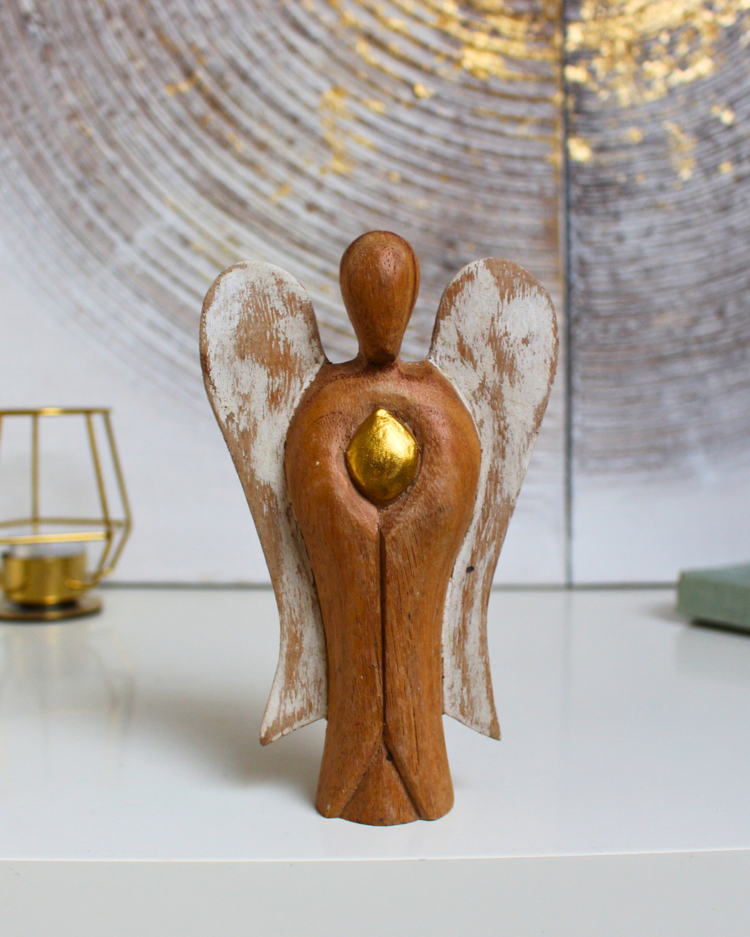 Sculpté à la main dans les villages de montagne balinais, cet ange est fabriqué à partir de bois de Suar, un bois dur et durable, utilisé traditionnellement pour créer des images sacrées.
Chaque pièce est soigneusement sculptée, séchée au soleil, finie, polie et peinte à la main par des artisans locaux, rendant chaque statuette unique. “Hati-Hati” est un mot indonésien signifiant « prendre soin de soi », et cet ange a été conçu pour aider à apporter l'amour à ceux qui l’accueillent.