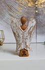 Sculpté à la main dans les villages de montagne balinais, cet ange est fabriqué à partir de bois de Suar, un bois dur et durable, utilisé traditionnellement pour créer des images sacrées.
Chaque pièce est soigneusement sculptée, séchée au soleil, finie, polie et peinte à la main par des artisans locaux, rendant chaque statuette unique. “Hati-Hati” est un mot indonésien signifiant « prendre soin de soi », et cet ange a été conçu pour aider à apporter l'amour à ceux qui l’accueillent.
