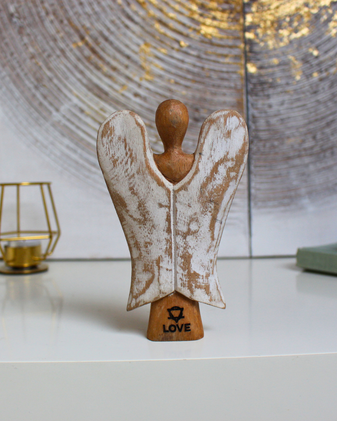 Sculpté à la main dans les villages de montagne balinais, cet ange est fabriqué à partir de bois de Suar, un bois dur et durable, utilisé traditionnellement pour créer des images sacrées.
Chaque pièce est soigneusement sculptée, séchée au soleil, finie, polie et peinte à la main par des artisans locaux, rendant chaque statuette unique. “Hati-Hati” est un mot indonésien signifiant « prendre soin de soi », et cet ange a été conçu pour aider à apporter l'amour à ceux qui l’accueillent.