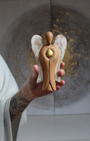 Sculpté à la main dans les villages de montagne balinais, cet ange est fabriqué à partir de bois de Suar, un bois dur et durable, utilisé traditionnellement pour créer des images sacrées.
Chaque pièce est soigneusement sculptée, séchée au soleil, finie, polie et peinte à la main par des artisans locaux, rendant chaque statuette unique. “Hati-Hati” est un mot indonésien signifiant « prendre soin de soi », et cet ange a été conçu pour aider à apporter l'amour à ceux qui l’accueillent.