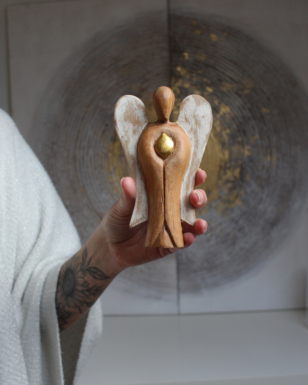 Sculpté à la main dans les villages de montagne balinais, cet ange est fabriqué à partir de bois de Suar, un bois dur et durable, utilisé traditionnellement pour créer des images sacrées.
Chaque pièce est soigneusement sculptée, séchée au soleil, finie, polie et peinte à la main par des artisans locaux, rendant chaque statuette unique. “Hati-Hati” est un mot indonésien signifiant « prendre soin de soi », et cet ange a été conçu pour aider à apporter l'amour à ceux qui l’accueillent.