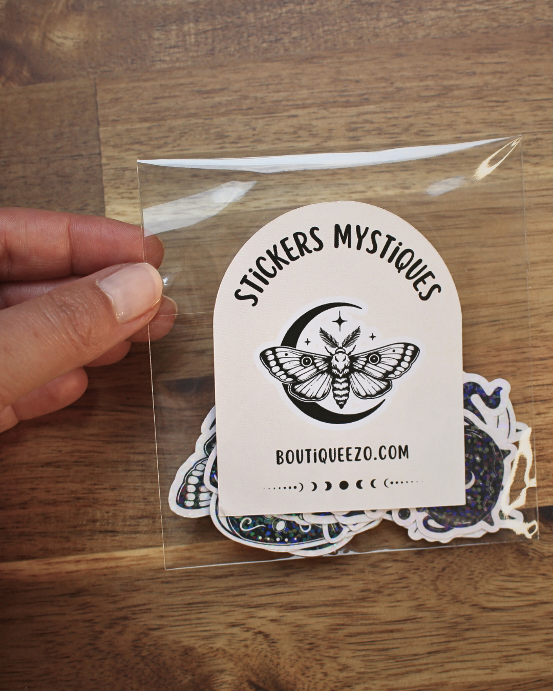 Apportez une touche de magie à votre quotidien avec ce lot  de 12 stickers mystiques holographiques artisanaux noir et blanc