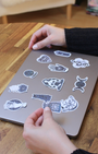 Apportez une touche de magie à votre quotidien avec ce lot  de 12 stickers mystiques holographiques artisanaux noir et blanc