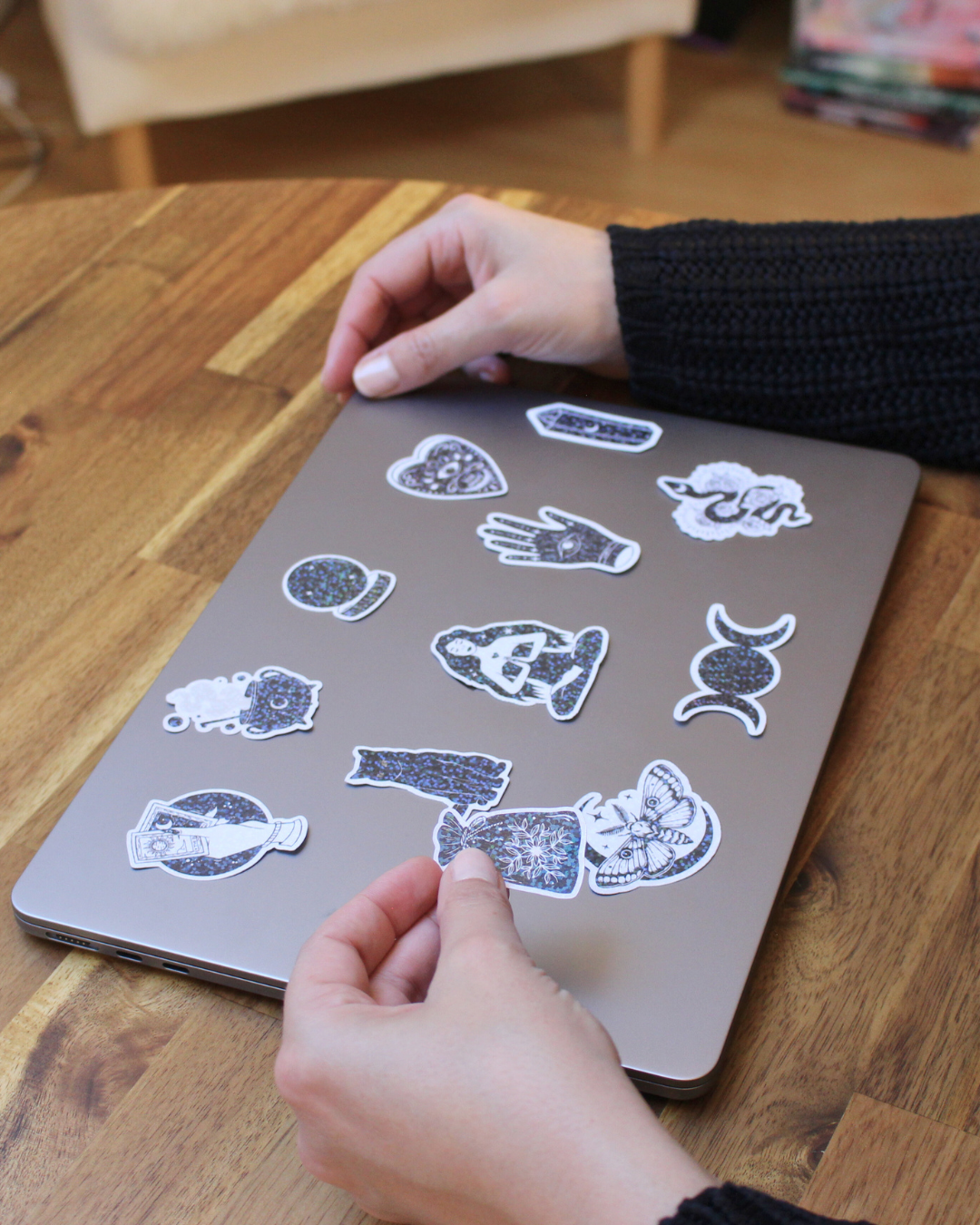 Apportez une touche de magie à votre quotidien avec ce lot  de 12 stickers mystiques holographiques artisanaux noir et blanc