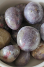 La tourmaline est une pierre souvent associée à d’autres minéraux. Les associations les plus courantes sont la tourmaline rose sur eudialyte, la tourmaline rose sur lépidolite et la tourmaline rose sur quartz rose. 