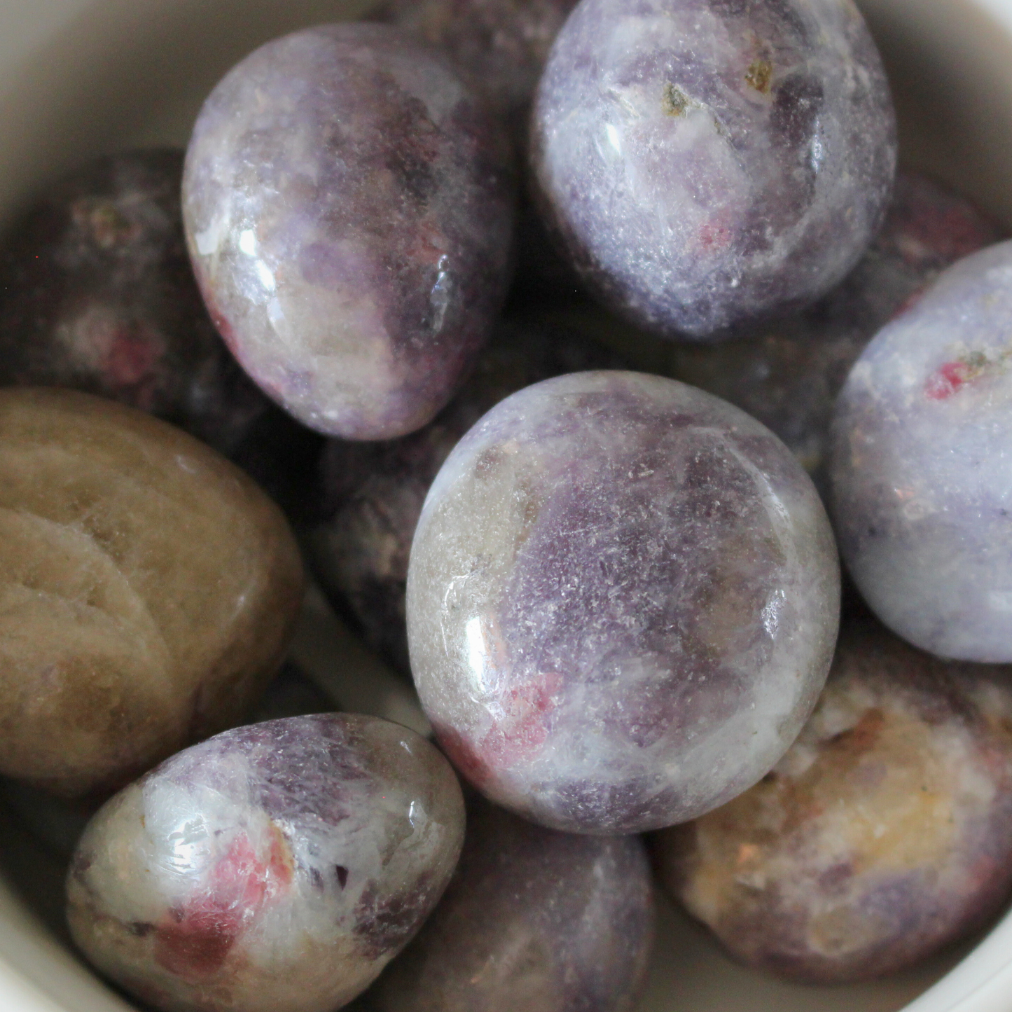 La tourmaline est une pierre souvent associée à d’autres minéraux. Les associations les plus courantes sont la tourmaline rose sur eudialyte, la tourmaline rose sur lépidolite et la tourmaline rose sur quartz rose. 