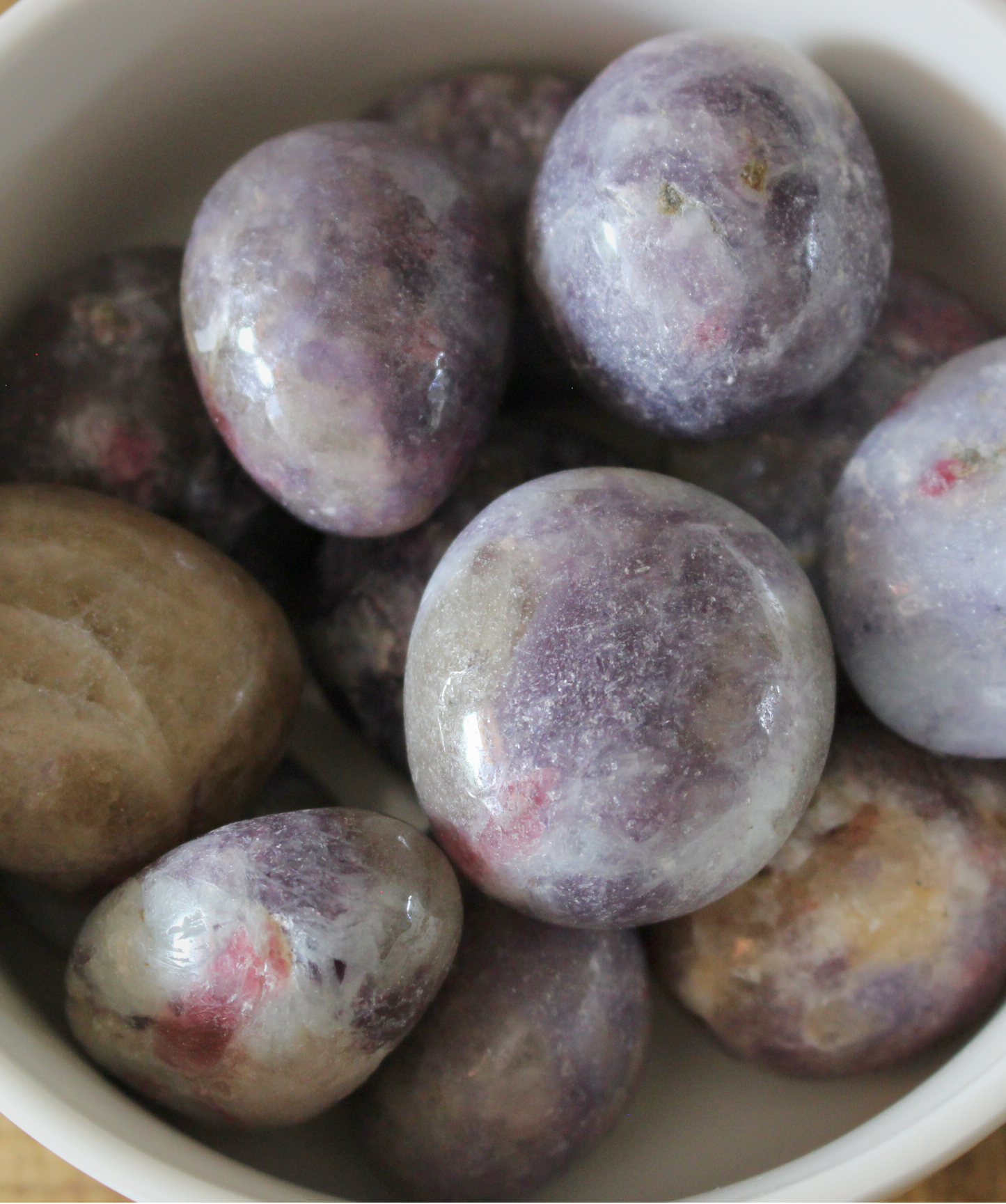 La tourmaline est une pierre souvent associée à d’autres minéraux. Les associations les plus courantes sont la tourmaline rose sur eudialyte, la tourmaline rose sur lépidolite et la tourmaline rose sur quartz rose. 
