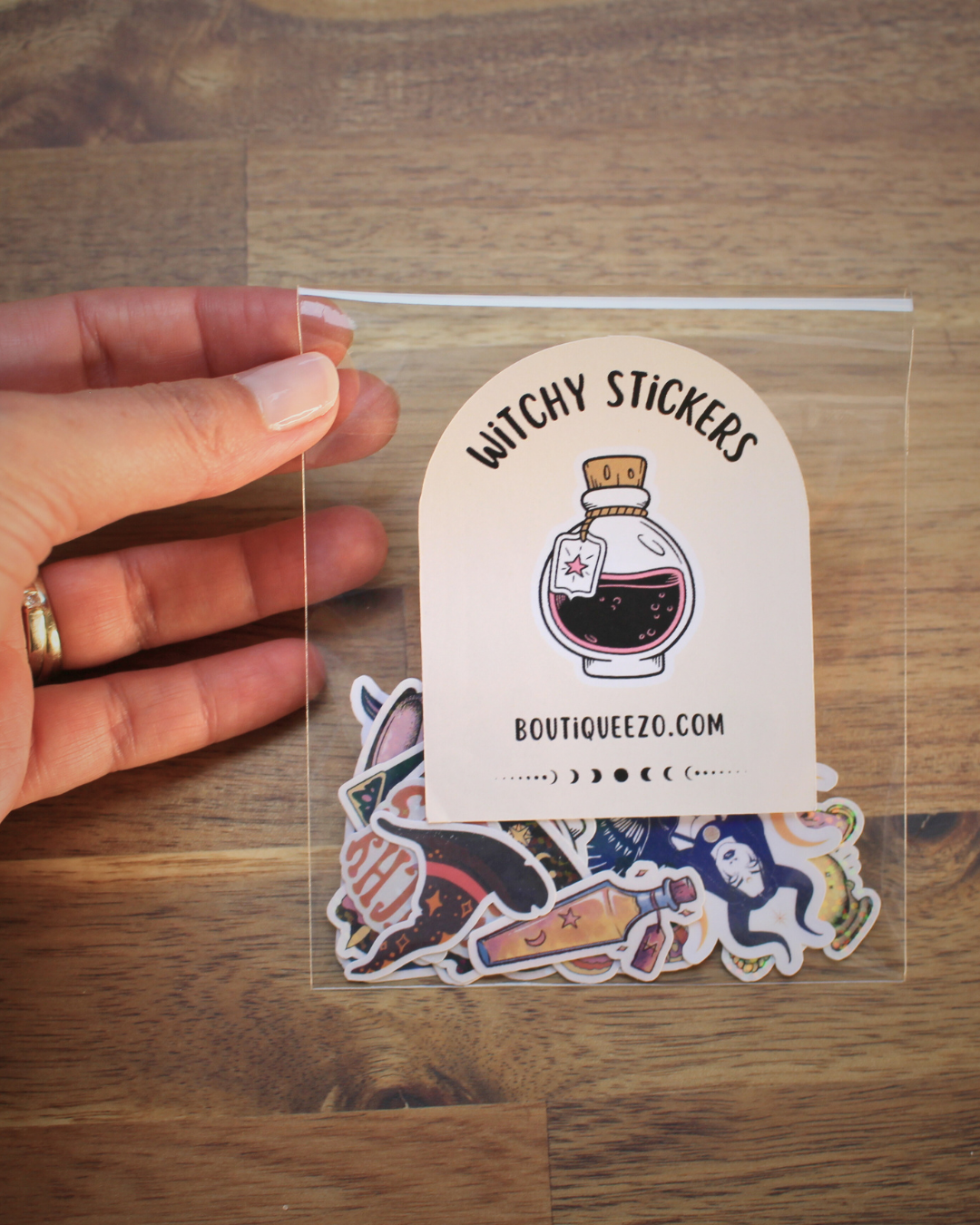 Apportez une touche de magie à votre quotidien avec ce lot  de 15 stickers witchy holographiques artisanaux