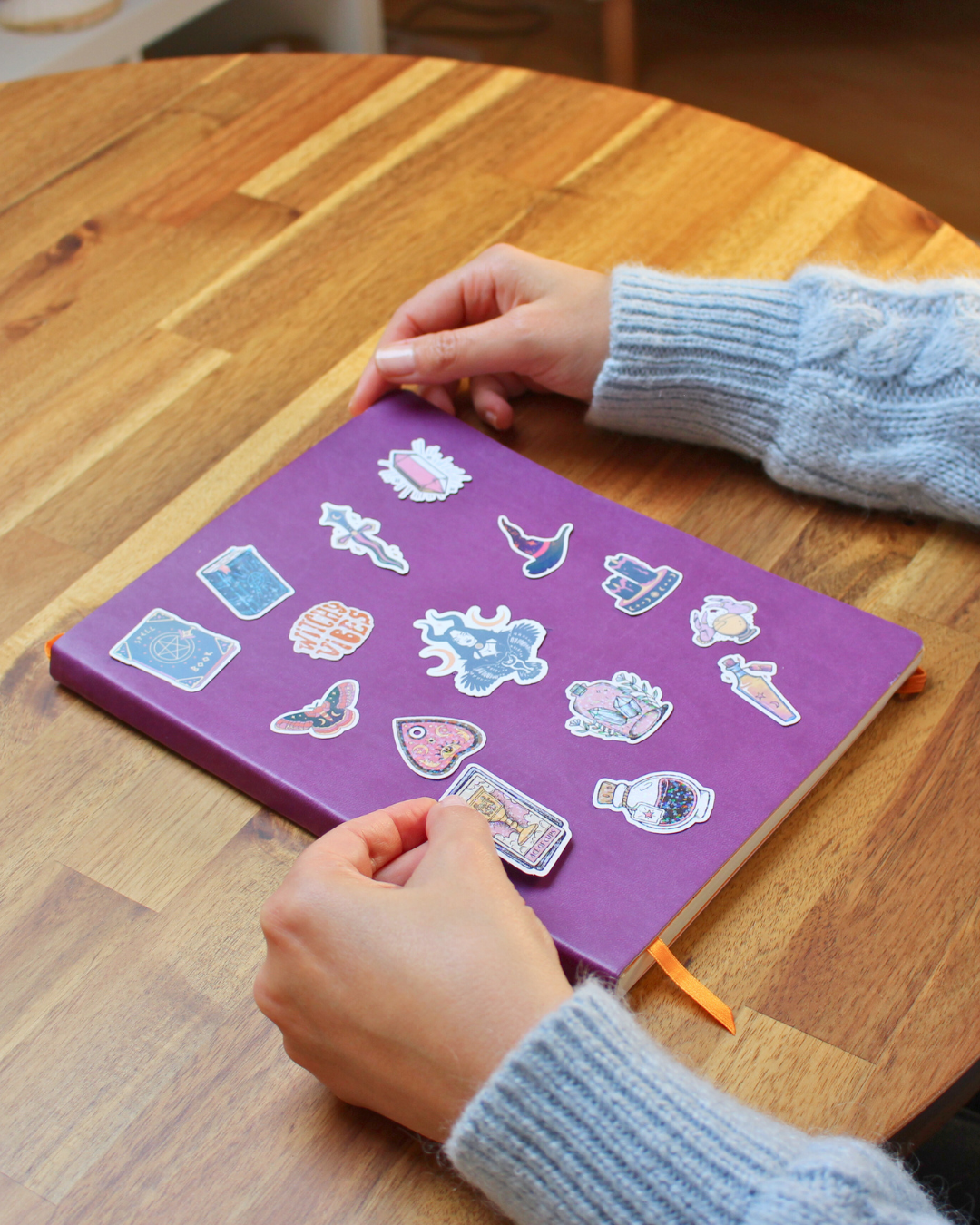 Apportez une touche de magie à votre quotidien avec ce lot  de 15 stickers witchy holographiques artisanaux