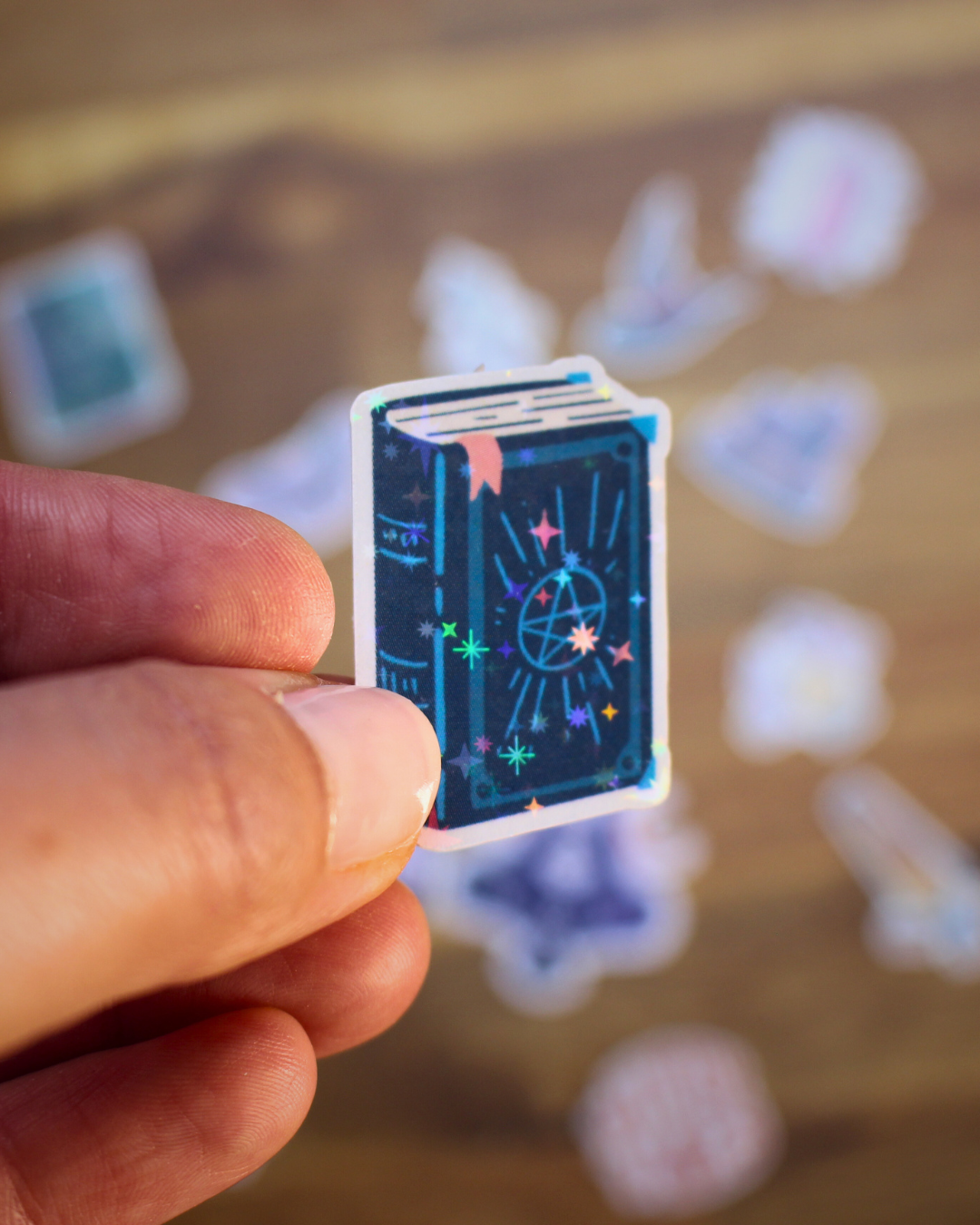 Apportez une touche de magie à votre quotidien avec ce lot  de 15 stickers witchy holographiques artisanaux
