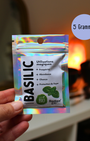 Basilic bio séché en flocons, 5g / 10g / 20g. Plante sacrée de prospérité. Idéal rituels d’abondance, chance, protection du foyer et bénédiction des lieux.