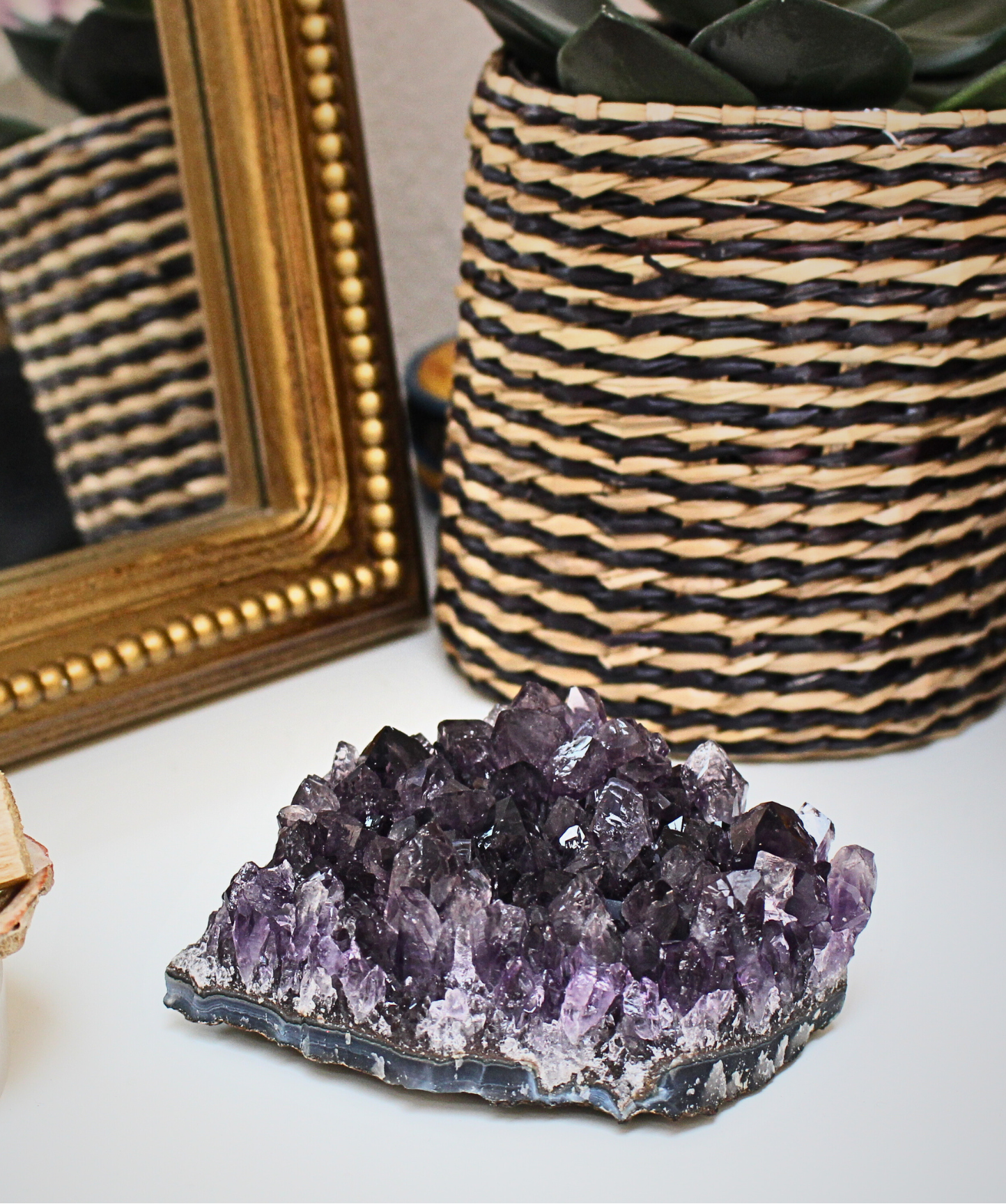 Cette magnifique druse d’améthyste naturelle de 428&nbsp;grammes provient des mines familiales d’Uruguay, réputées pour offrir les cristaux les plus intenses et les plus purs du monde. Sélectionnée pour sa qualité exceptionnelle AAA, cette pièce présente un violet profond. Non traitée, 100 % naturelle, elle a été extraite dans des conditions respectueuses de l’humain et de l’environnement. 