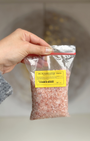 Sel rose ritualisé en grains, sachet 500g. Purification énergétique, protection spirituelle et libération des énergies négatives. Bain de pieds et rituels.