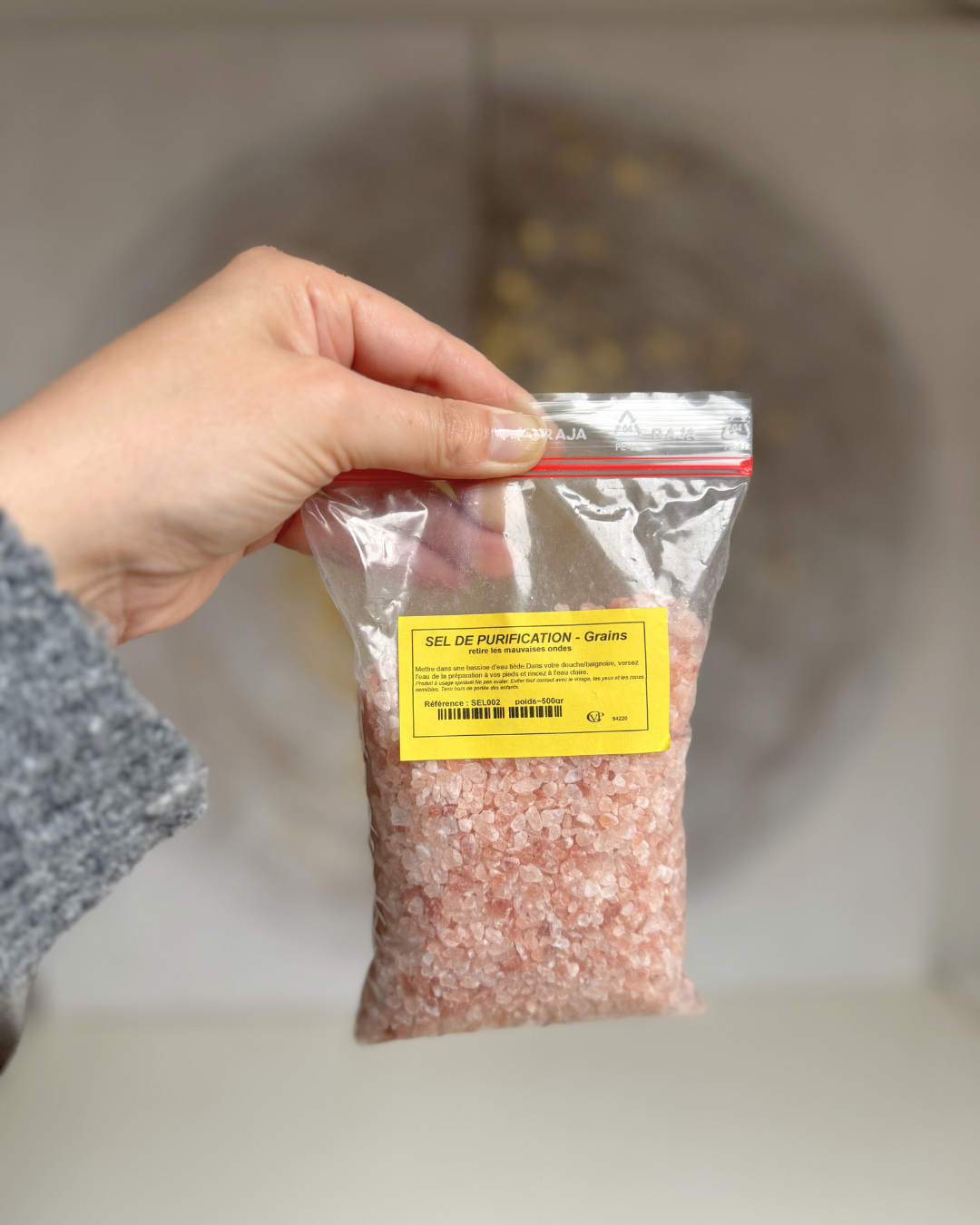 Sel rose ritualisé en grains, sachet 500g. Purification énergétique, protection spirituelle et libération des énergies négatives. Bain de pieds et rituels.