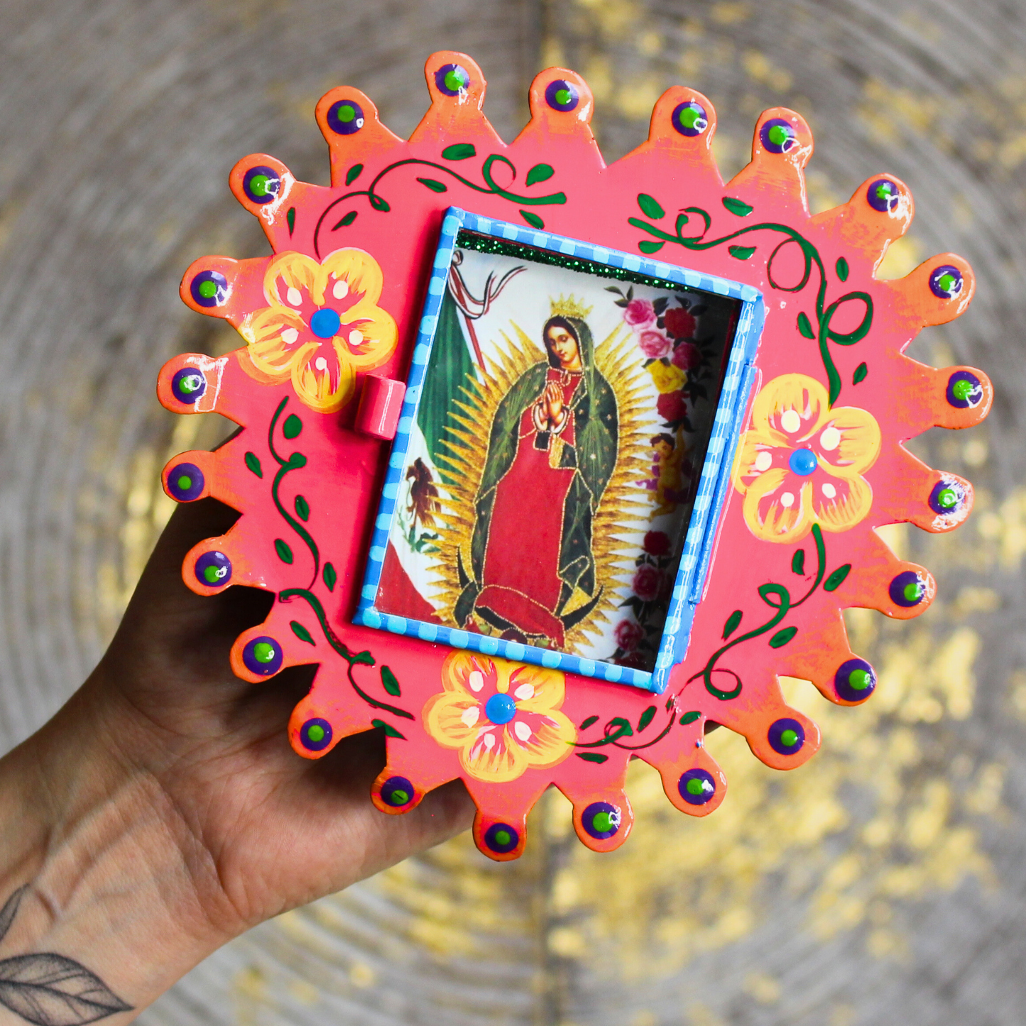 Étui votif peint à la main au Mexique, modèle Divine. Vitre ouvrante, paillettes, 16x16cm. Autel mural sacré, idéal dévotion, prière et décoration spirituelle.