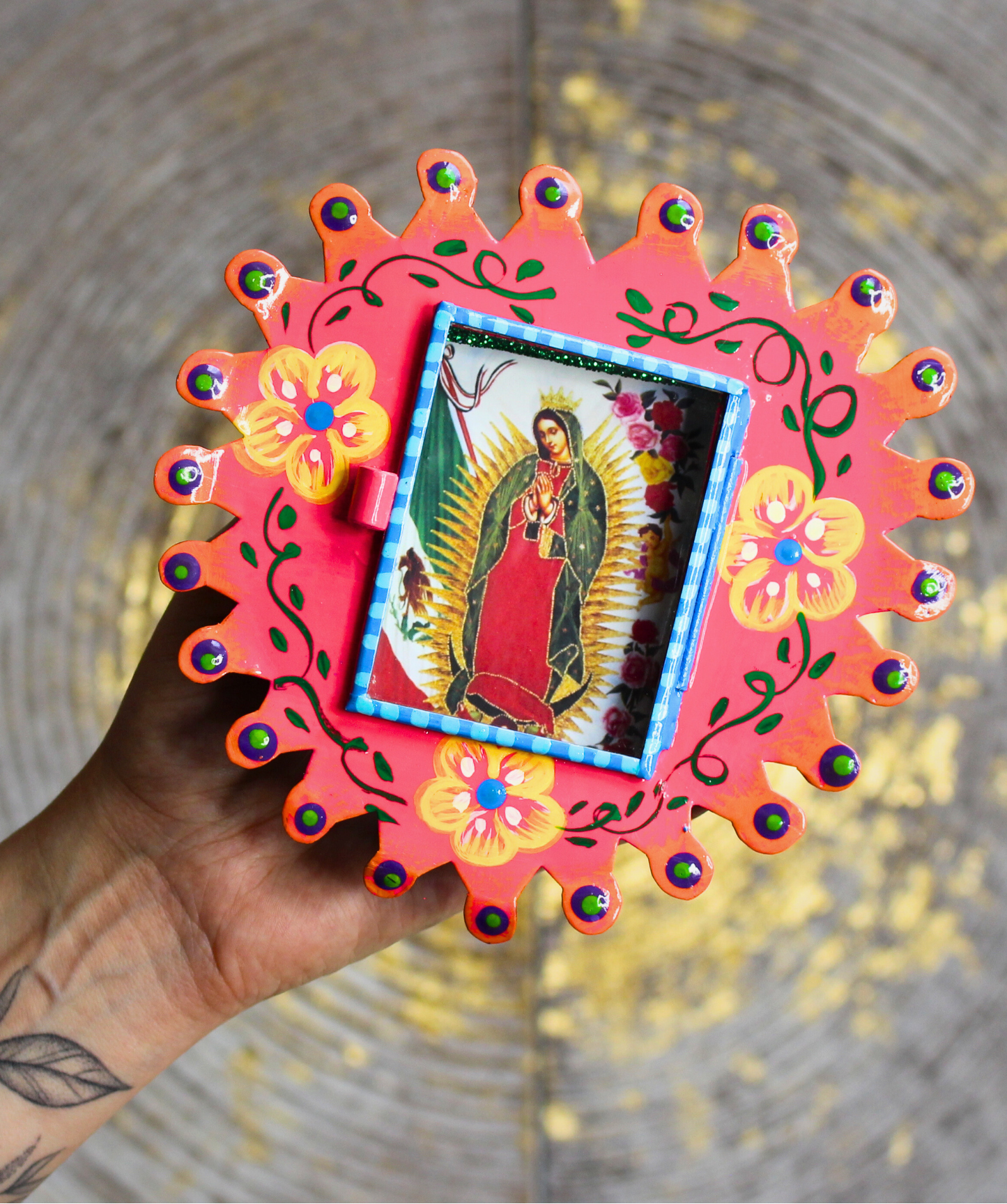Étui votif peint à la main au Mexique, modèle Divine. Vitre ouvrante, paillettes, 16x16cm. Autel mural sacré, idéal dévotion, prière et décoration spirituelle.