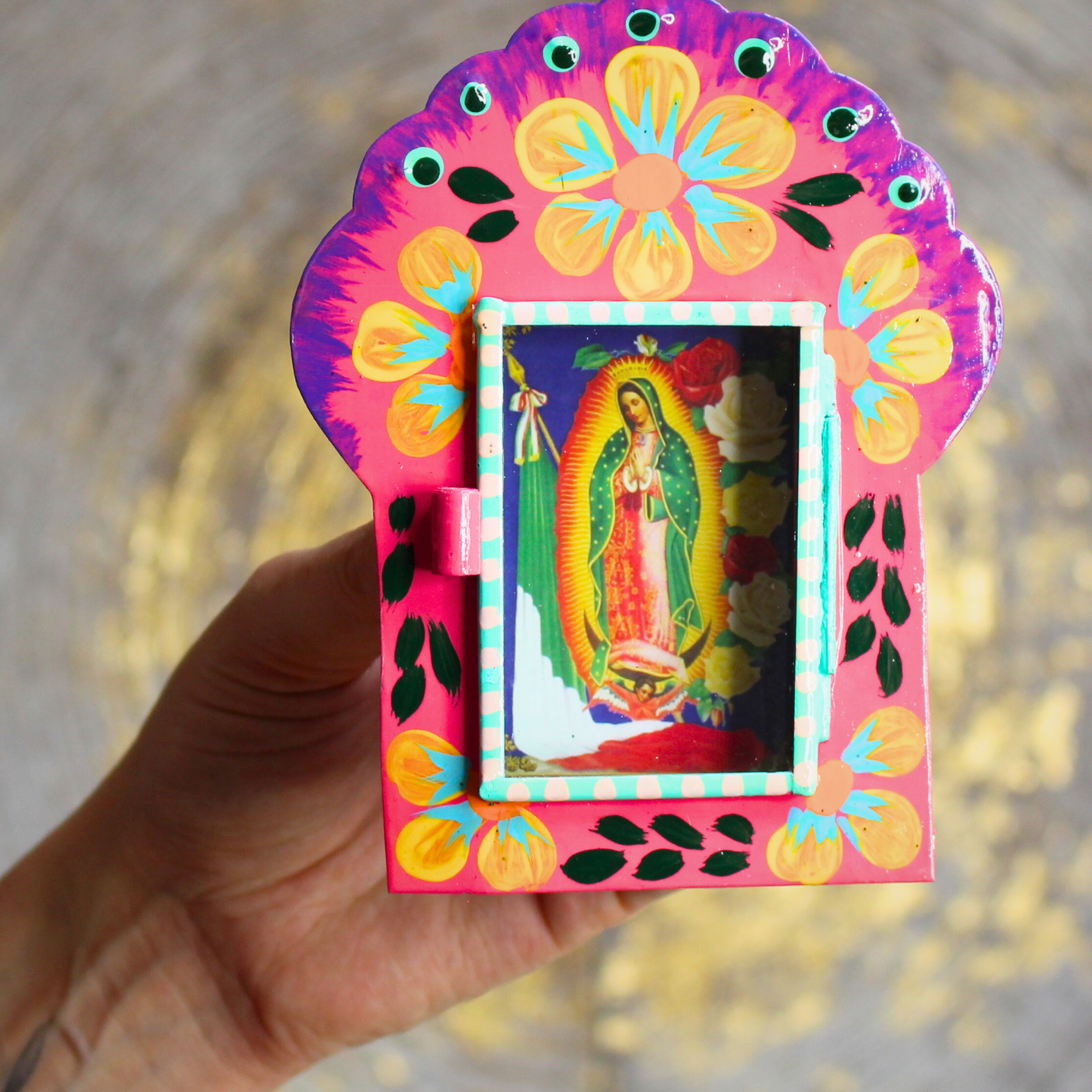 Étui votif peint à la main au Mexique, modèle Gloria. Vitre ouvrante, paillettes, 10x12cm. Autel mural sacré, idéal dévotion, prière et décoration spirituelle.