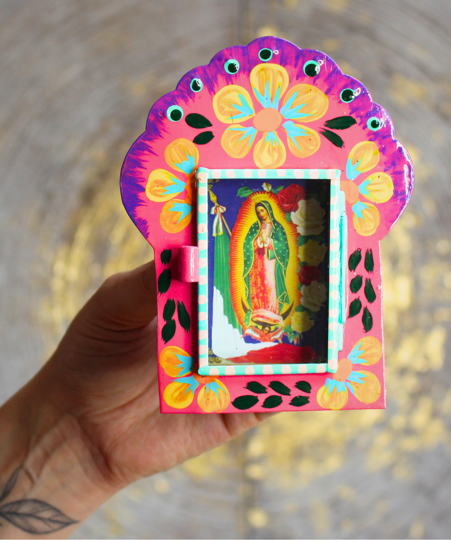 Étui votif peint à la main au Mexique, modèle Gloria. Vitre ouvrante, paillettes, 10x12cm. Autel mural sacré, idéal dévotion, prière et décoration spirituelle.