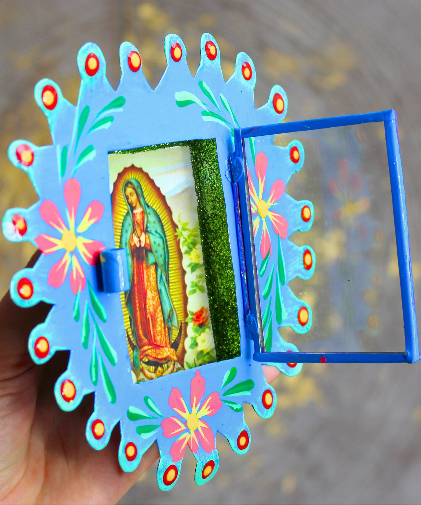 Étui votif peint à la main au Mexique, modèle Paix. Vitre ouvrante, paillettes, 12x12cm. Autel mural sacré, idéal dévotion, prière et décoration spirituelle.