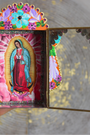 Invitez la spiritualité et la beauté de l’artisanat mexicain dans votre foyer avec cet étui votif artisanal dédié à la Vierge Marie, figure de protection et de lumière universelle.Conçu et peint à la main, cet autel mural coloré est à la fois une œuvre d’art sacrée et un objet de dévotion. Sa vitre ouvrante vous permet d’y déposer vos intentions sur des bouts de papier ou d’exprimer vos prières à Marie, comme le veut la tradition des foyers mayas.