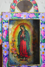 Étui votif peint à la main au Mexique, dédié à la Vierge Marie. Vitre ouvrante, paillettes, ailes d'ange 25x26cm. Autel mural sacré, idéal dévotion, prière et décoration.