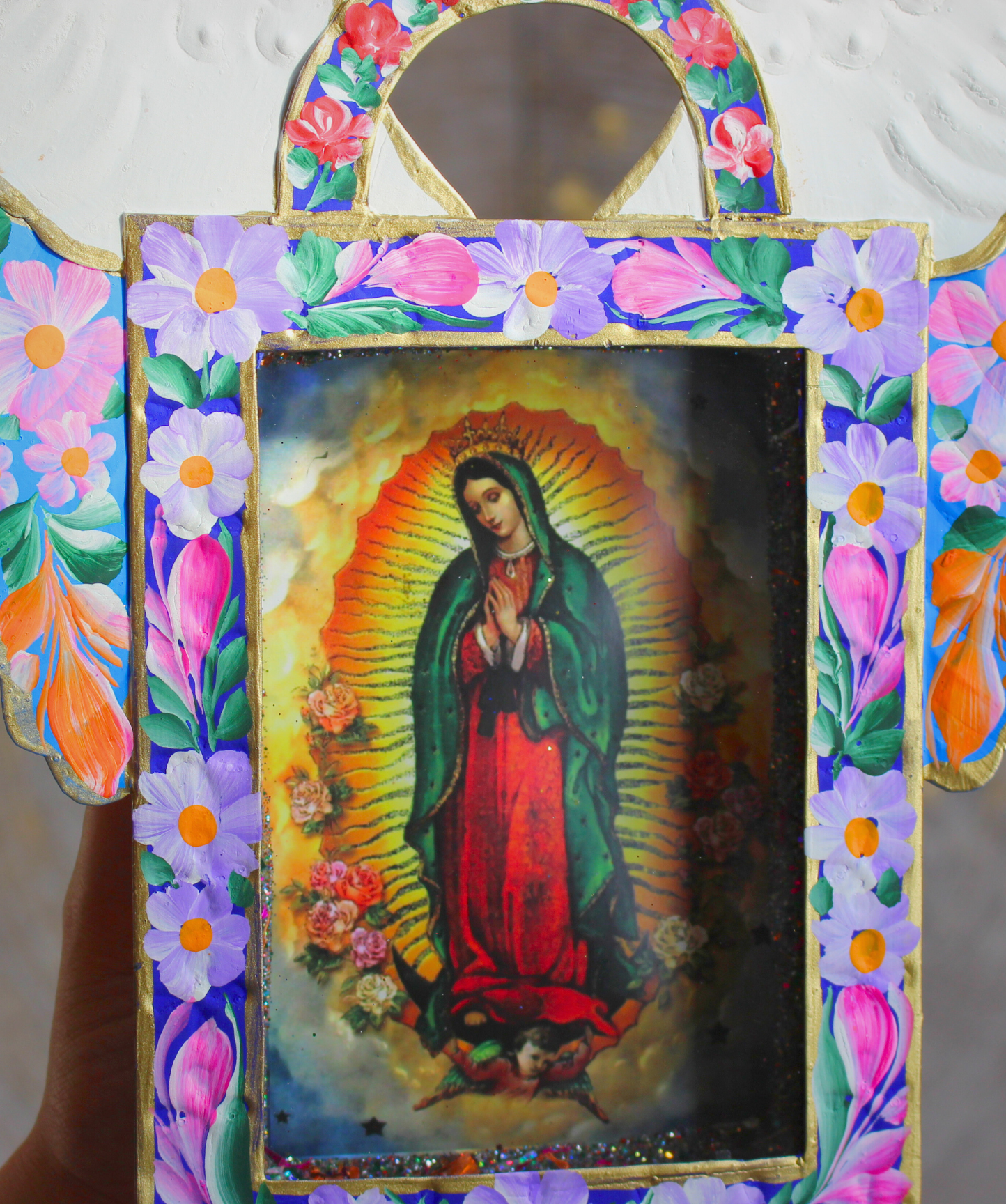 Étui votif peint à la main au Mexique, dédié à la Vierge Marie. Vitre ouvrante, paillettes, ailes d'ange 25x26cm. Autel mural sacré, idéal dévotion, prière et décoration.