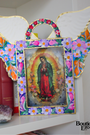 Étui votif peint à la main au Mexique, dédié à la Vierge Marie. Vitre ouvrante, paillettes, ailes d'ange 25x26cm. Autel mural sacré, idéal dévotion, prière et décoration.