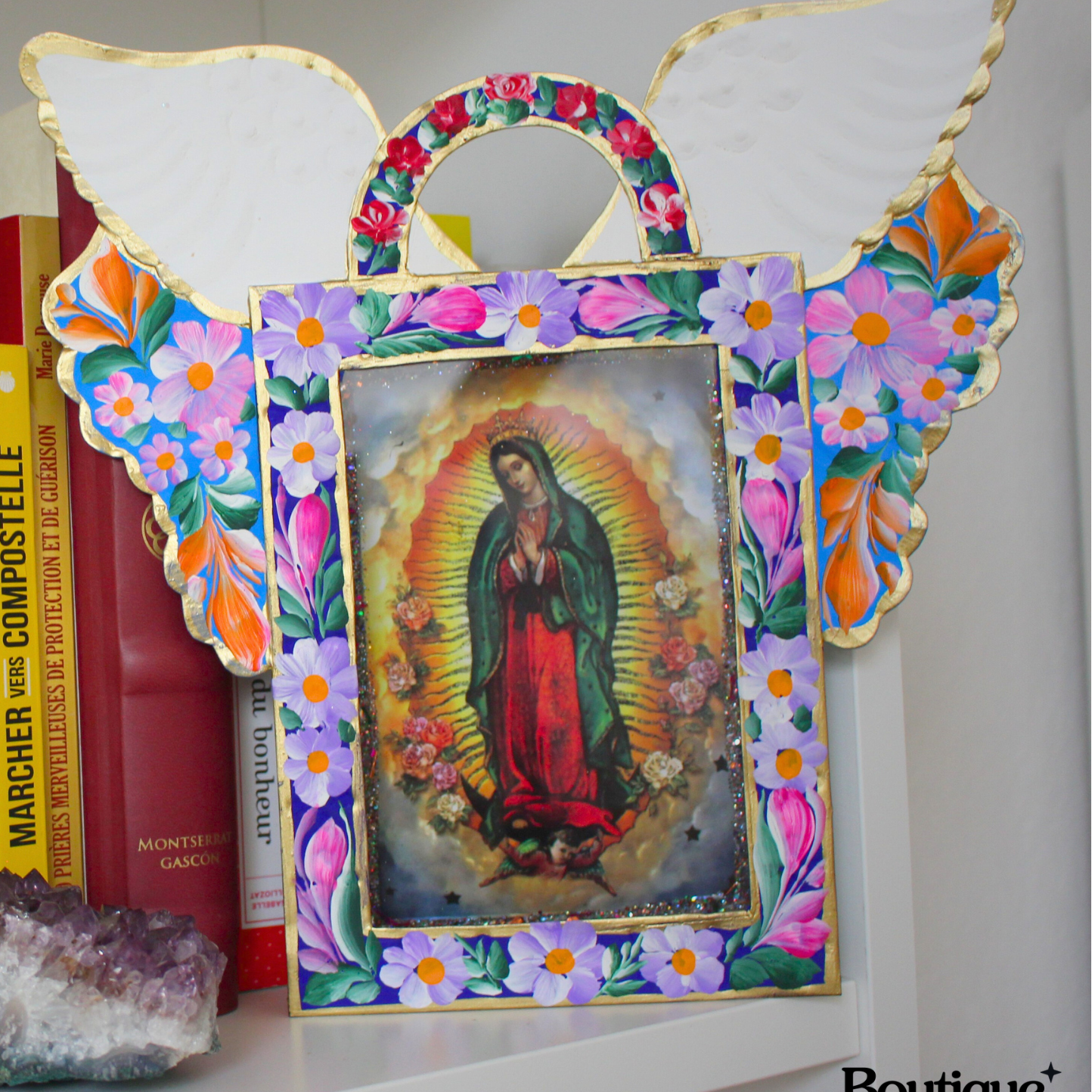 Étui votif peint à la main au Mexique, dédié à la Vierge Marie. Vitre ouvrante, paillettes, ailes d'ange 25x26cm. Autel mural sacré, idéal dévotion, prière et décoration.