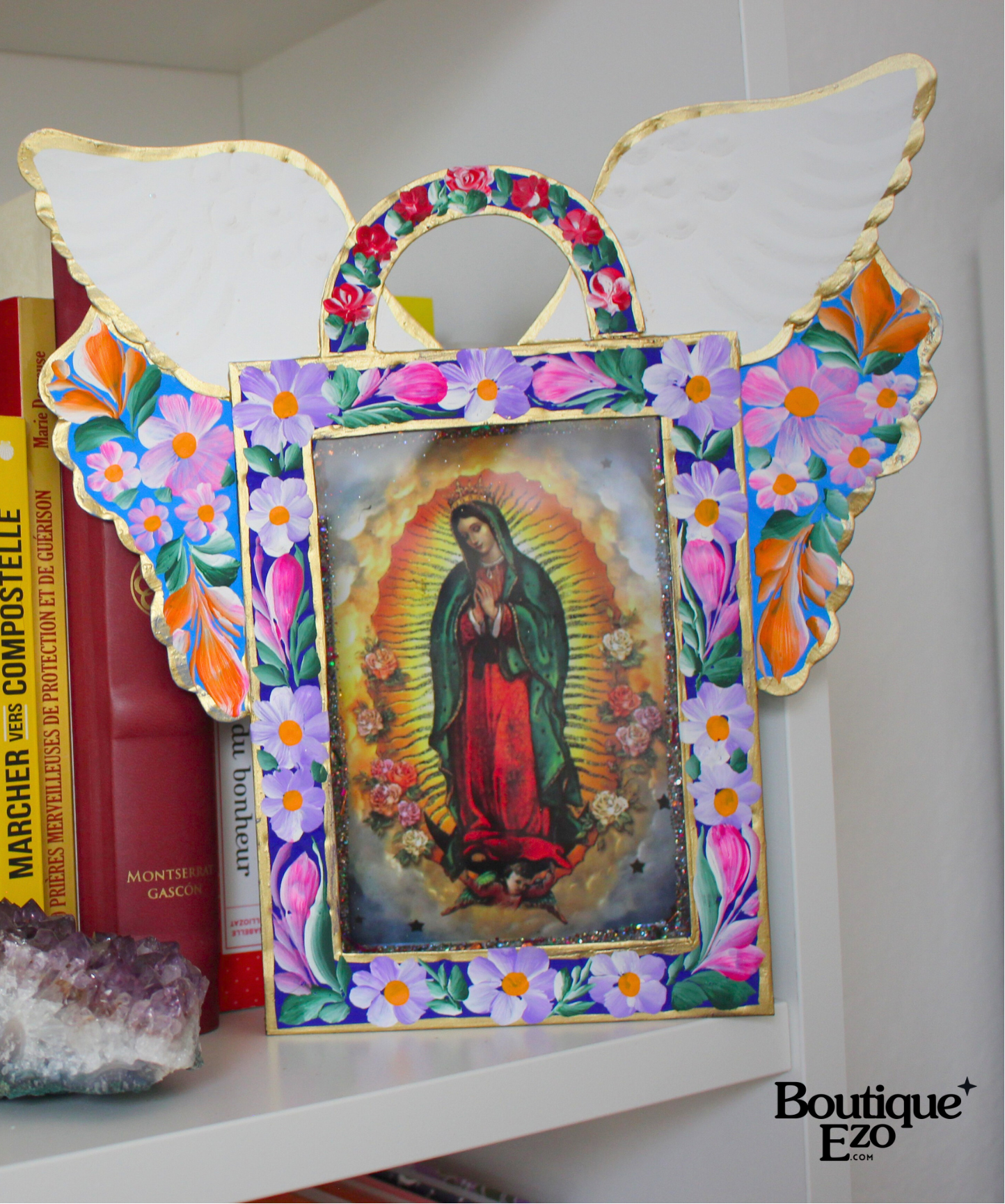 Étui votif peint à la main au Mexique, dédié à la Vierge Marie. Vitre ouvrante, paillettes, ailes d'ange 25x26cm. Autel mural sacré, idéal dévotion, prière et décoration.