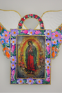Étui votif peint à la main au Mexique, dédié à la Vierge Marie. Vitre ouvrante, paillettes, ailes d'ange 25x26cm. Autel mural sacré, idéal dévotion, prière et décoration.