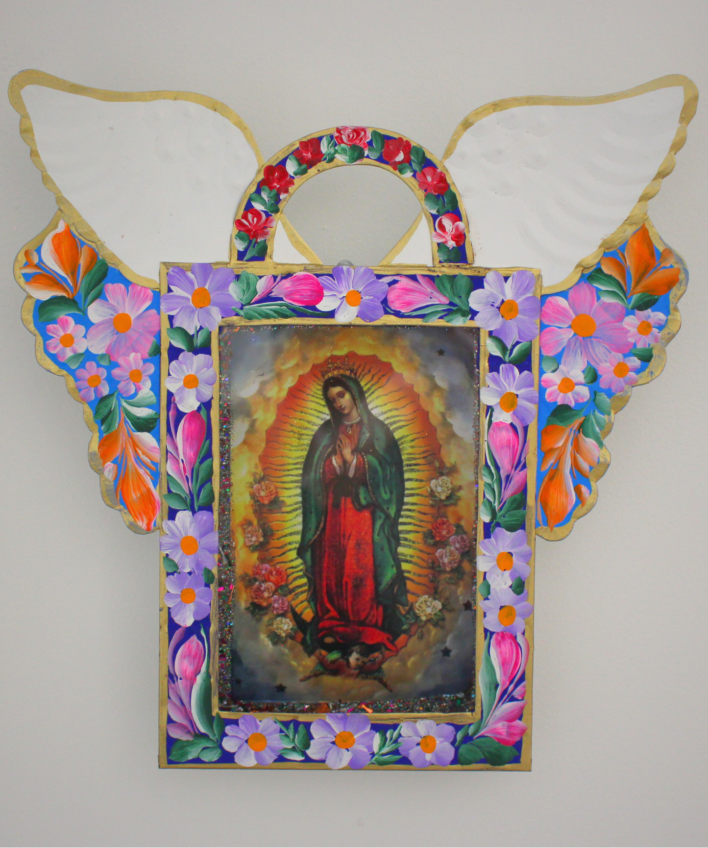 Étui votif peint à la main au Mexique, dédié à la Vierge Marie. Vitre ouvrante, paillettes, ailes d'ange 25x26cm. Autel mural sacré, idéal dévotion, prière et décoration.